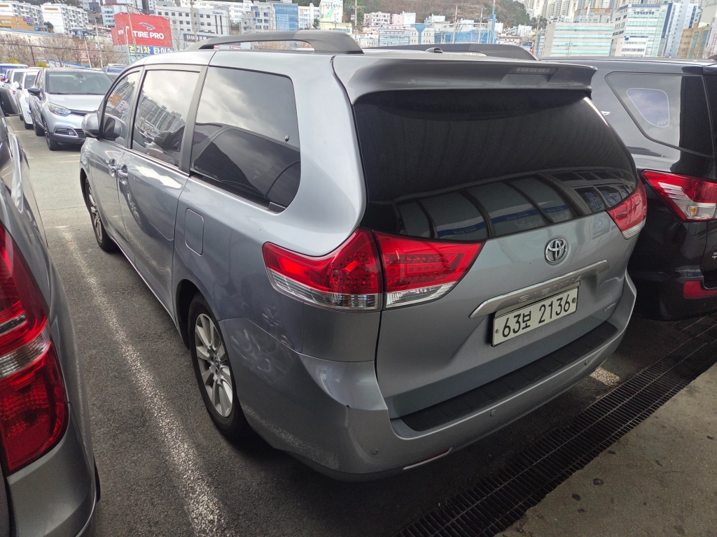 TOYOTA Sienna (3rd Generation) 3.5 Limited