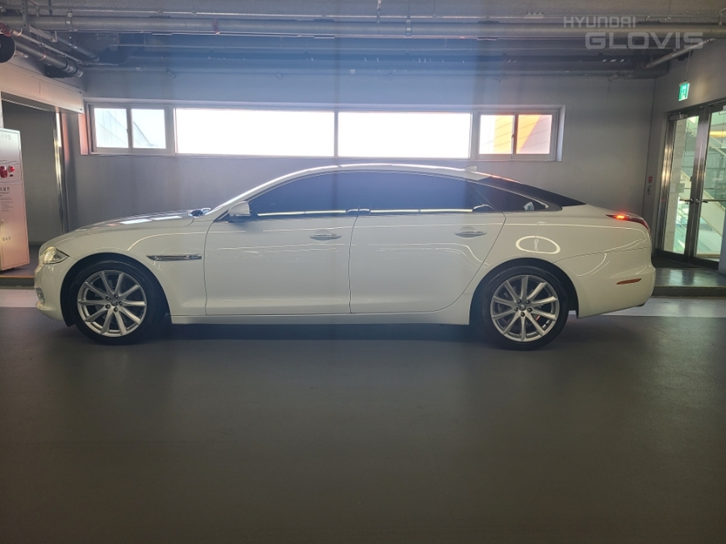 JAGUAR XJ (8th Generation) 3.0D LWB