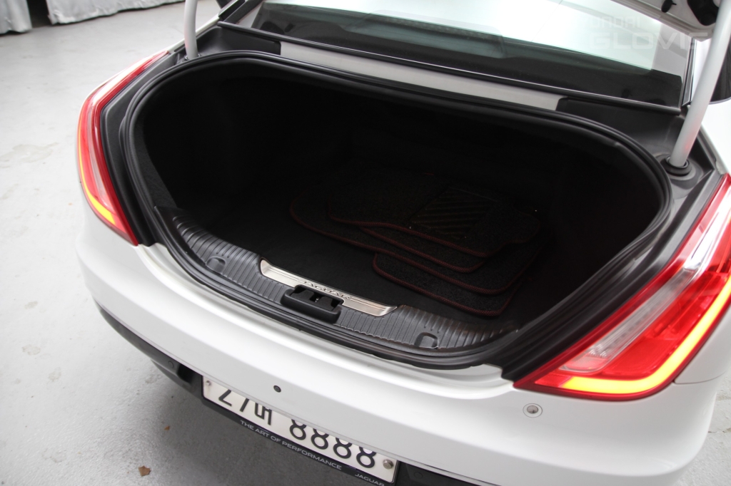 JAGUAR XJ (8th Generation) 2.0 SWB