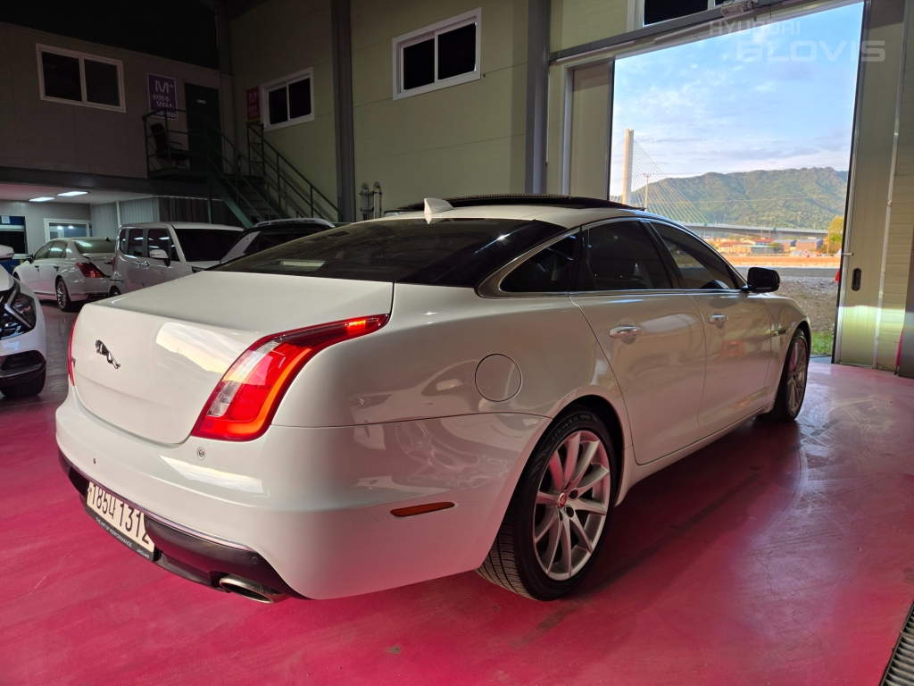 JAGUAR XJ (8th Generation) 3.0D SWB