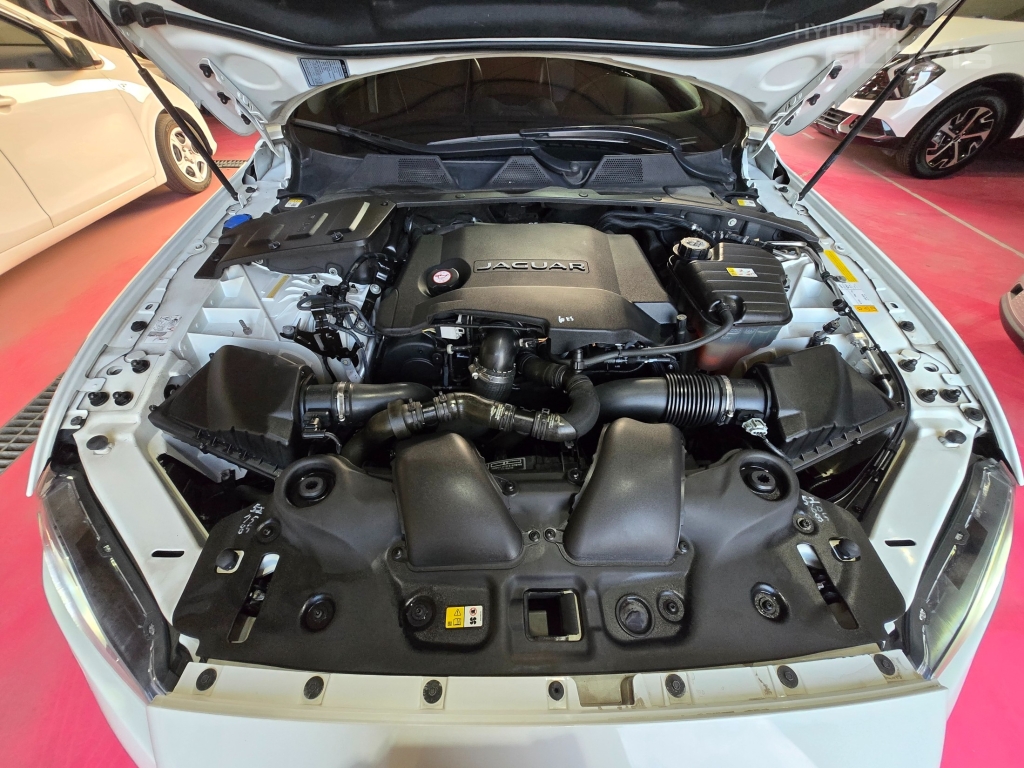 JAGUAR XJ (8th Generation) 3.0D SWB
