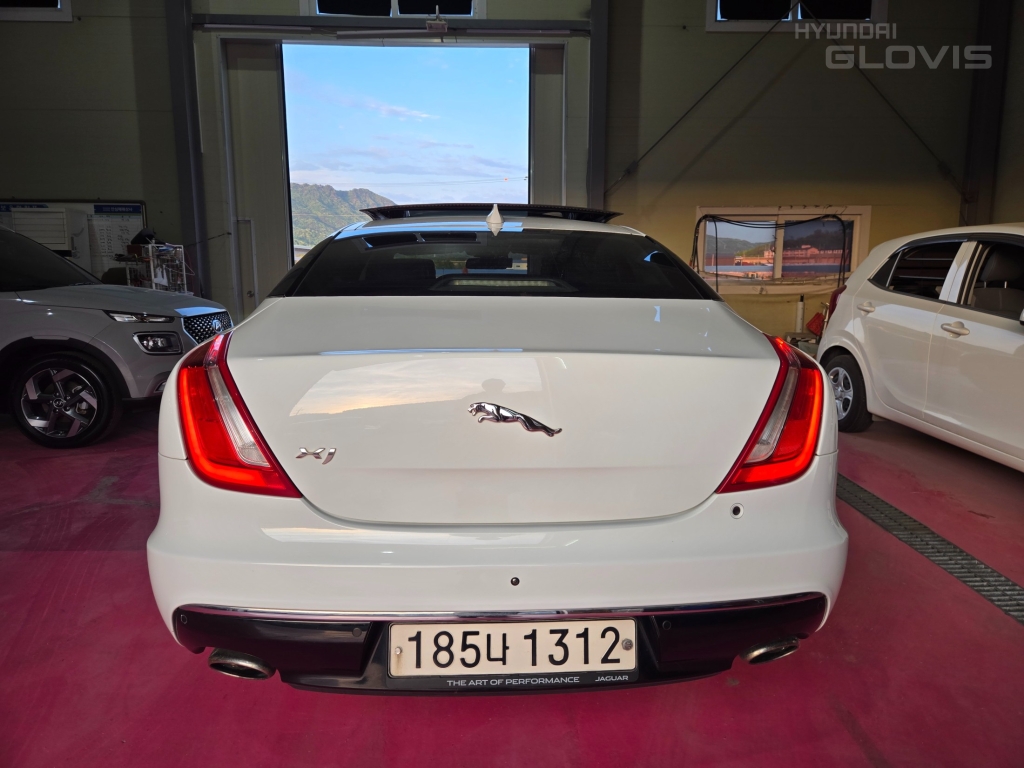 JAGUAR XJ (8th Generation) 3.0D SWB