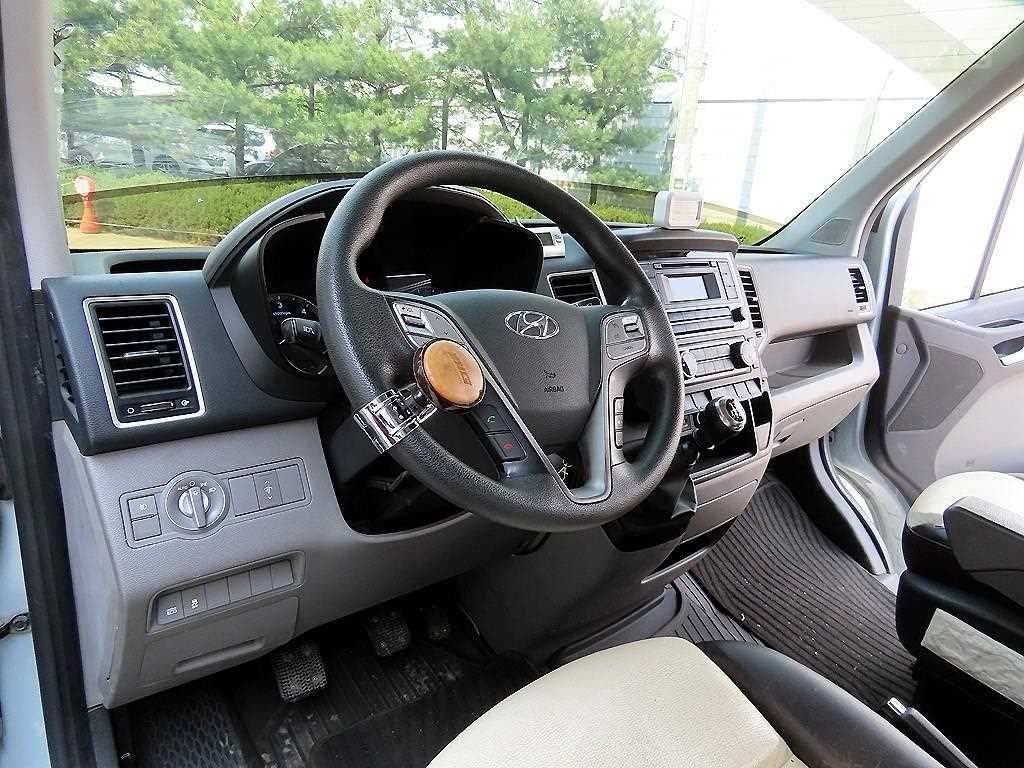 HYUNDAI Solati 15-Seater