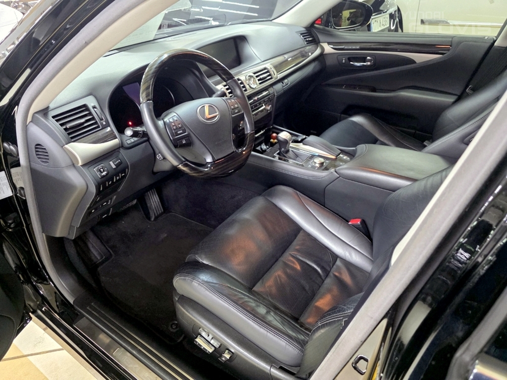 LEXUS LS (4th Generation) 460