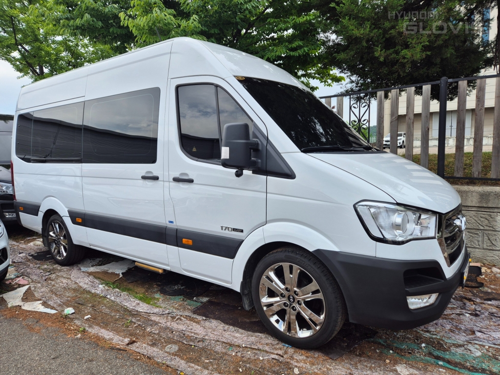 HYUNDAI Solati 16-Seater