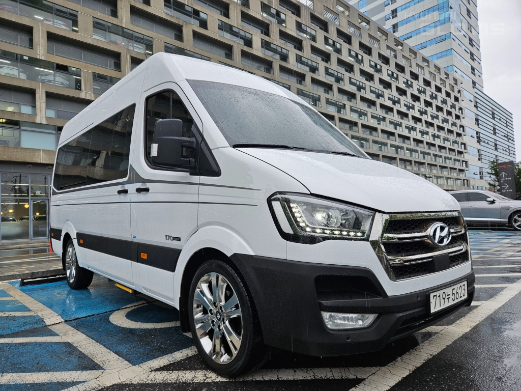 HYUNDAI Solati 15-Seater