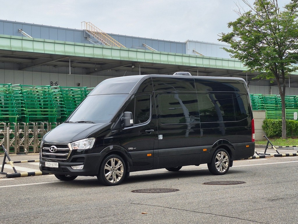 HYUNDAI Solati 16-Seater