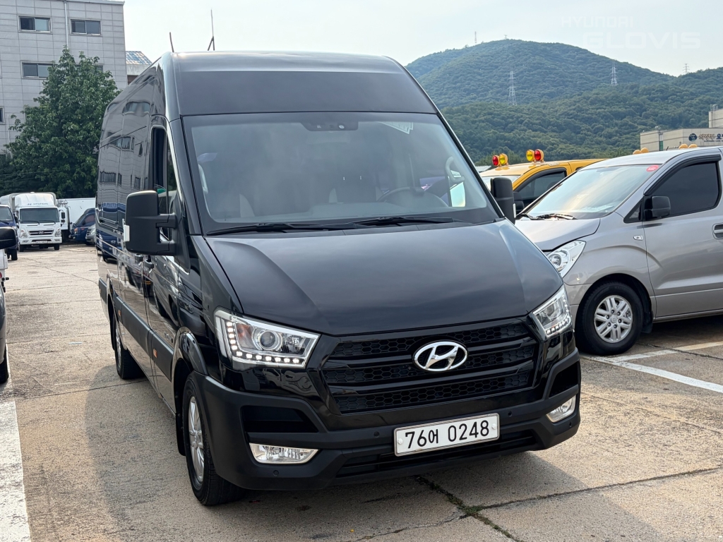 HYUNDAI Solati 14-Seater