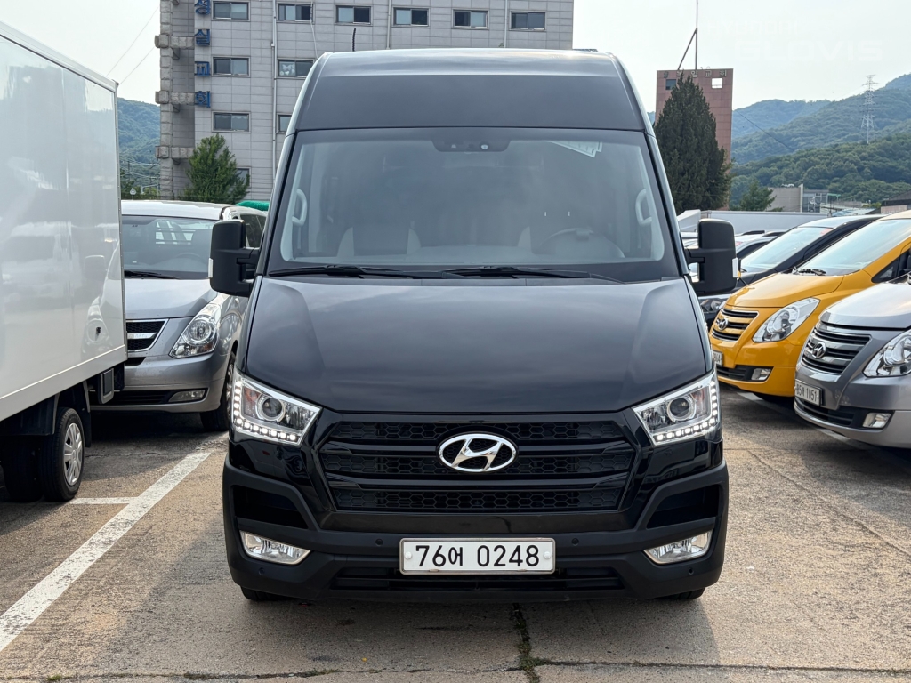 HYUNDAI Solati 14-Seater