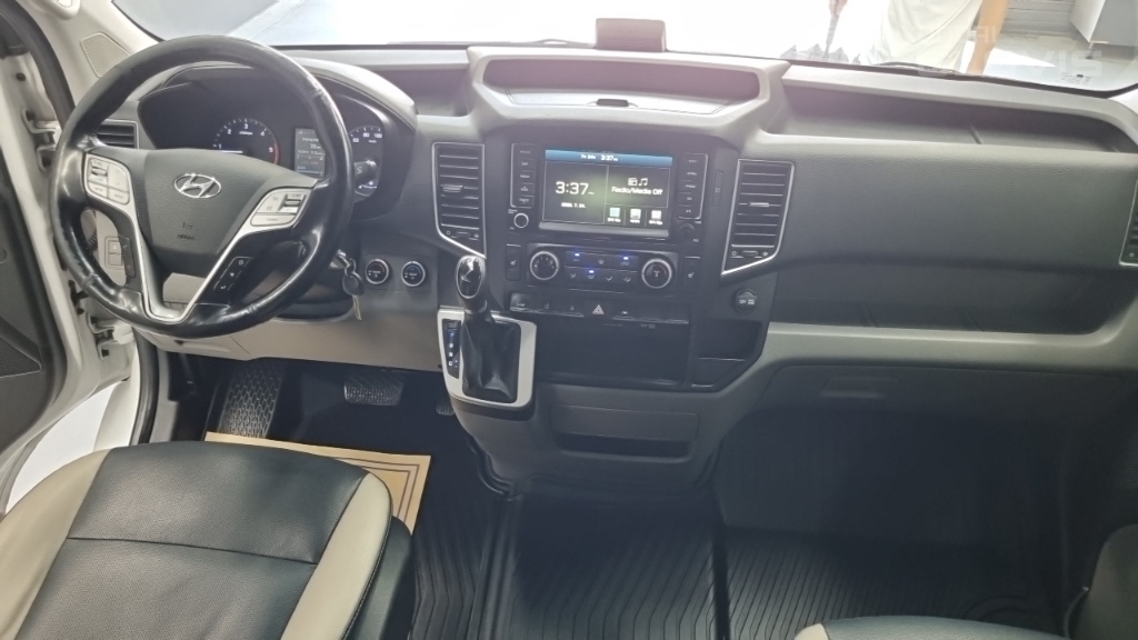 HYUNDAI Solati 15-Seater
