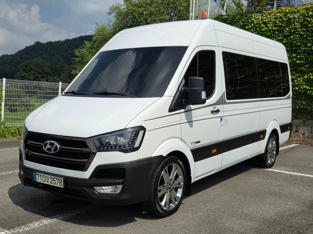 HYUNDAI Solati 15-Seater
