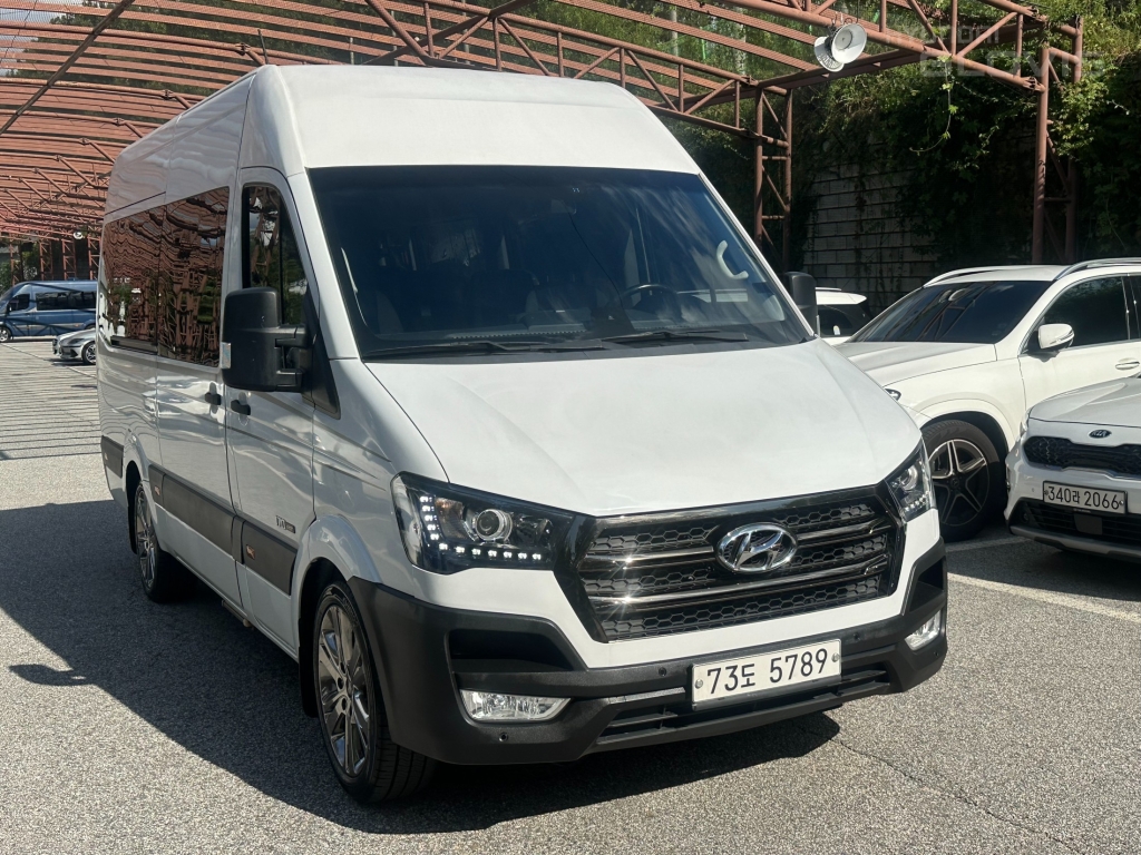 HYUNDAI Solati 15-Seater