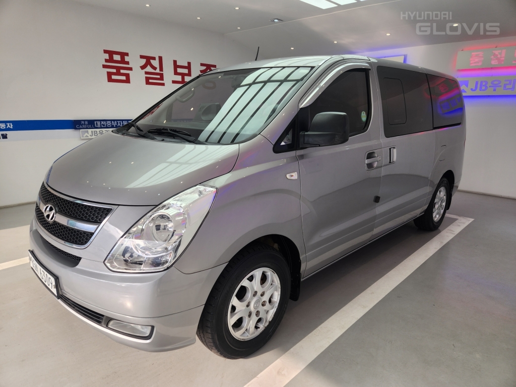 HYUNDAI Grand Starex 5-Seater Diesel Van