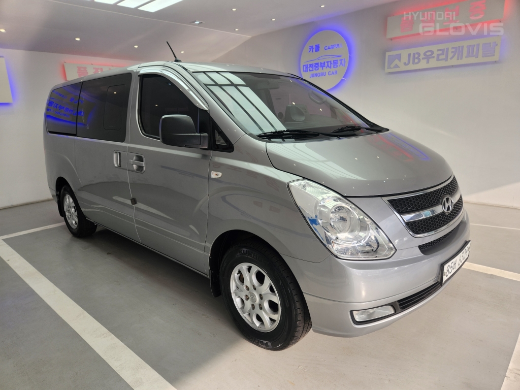 HYUNDAI Grand Starex 5-Seater Diesel Van