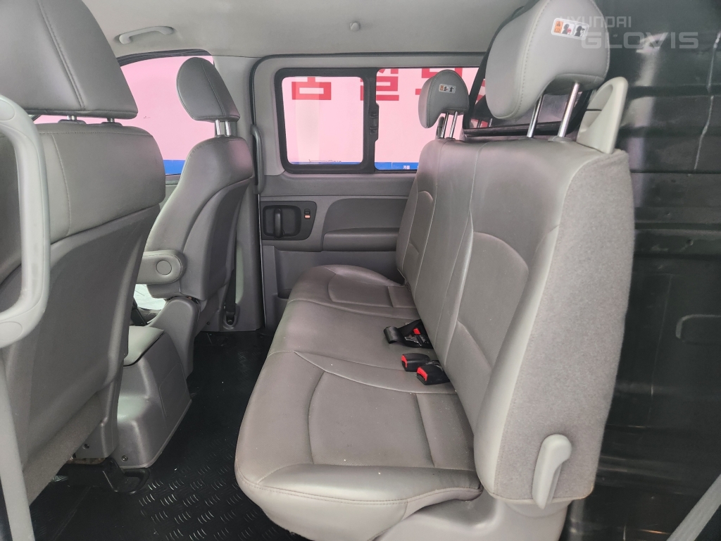 HYUNDAI Grand Starex 5-Seater Diesel Van