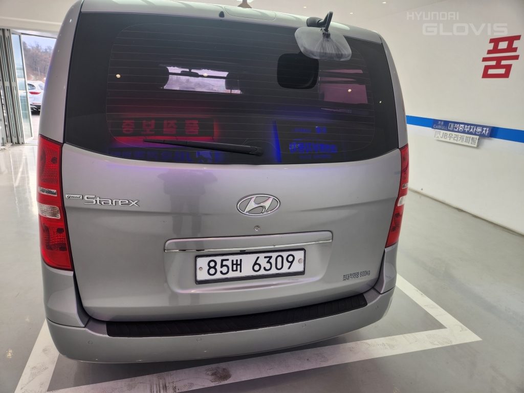 HYUNDAI Grand Starex 5-Seater Diesel Van