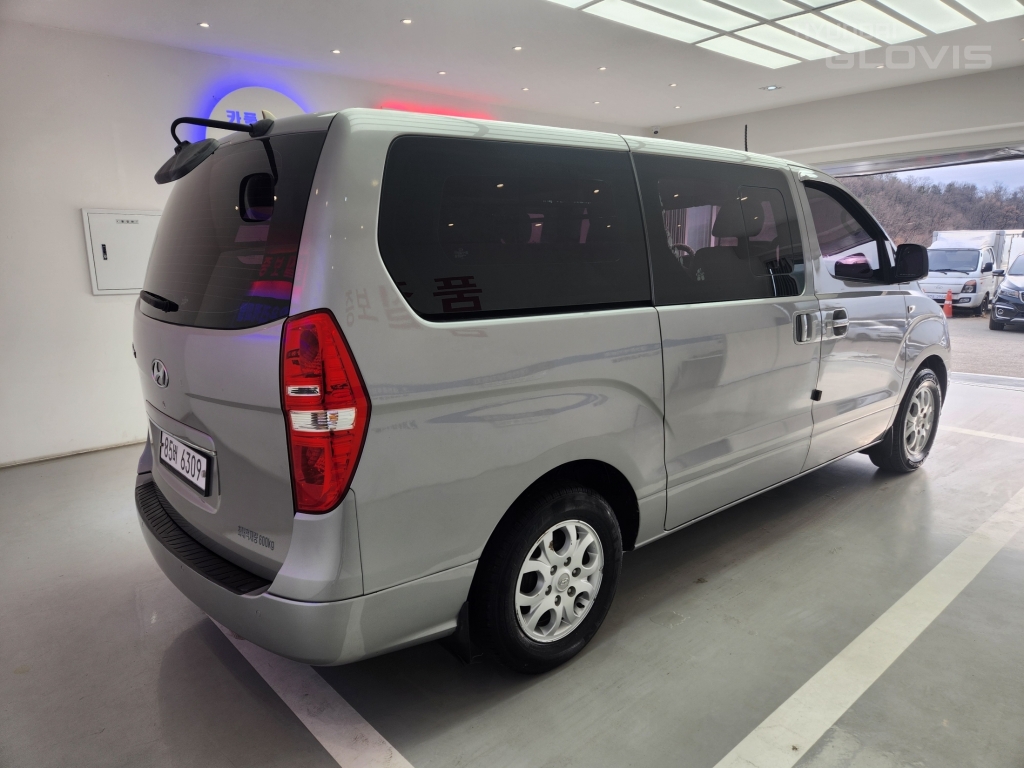 HYUNDAI Grand Starex 5-Seater Diesel Van