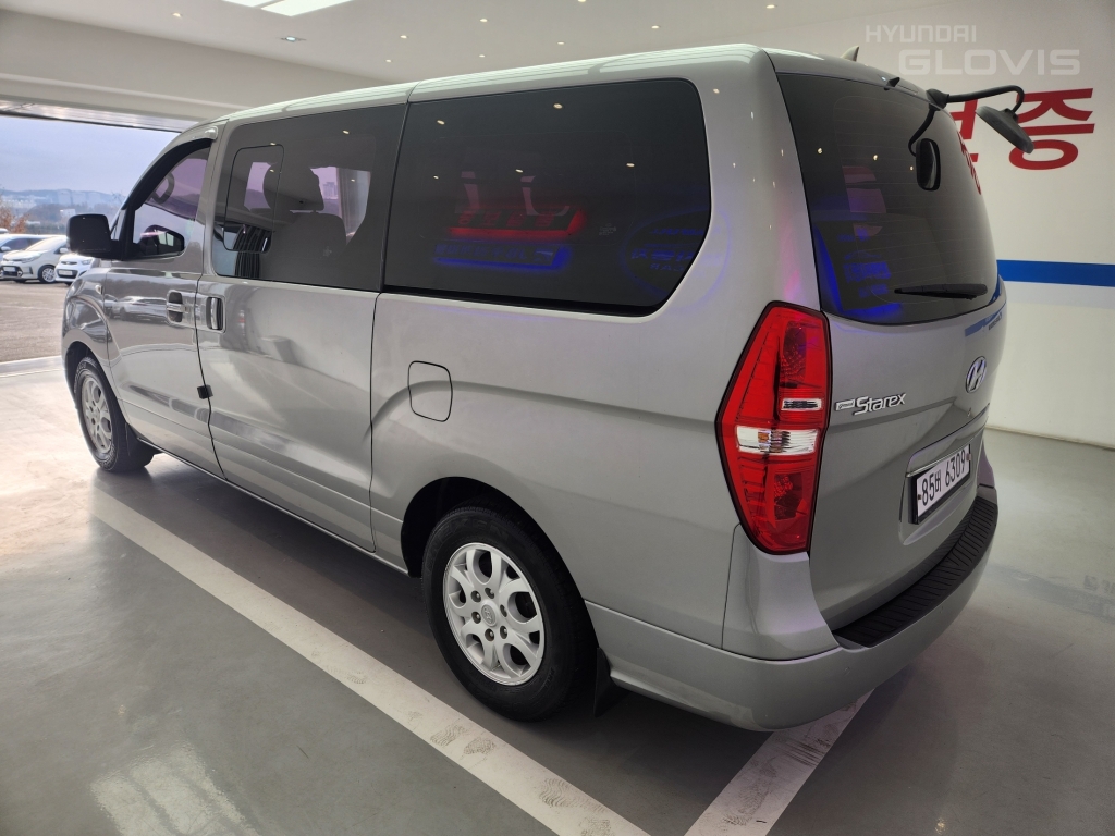 HYUNDAI Grand Starex 5-Seater Diesel Van