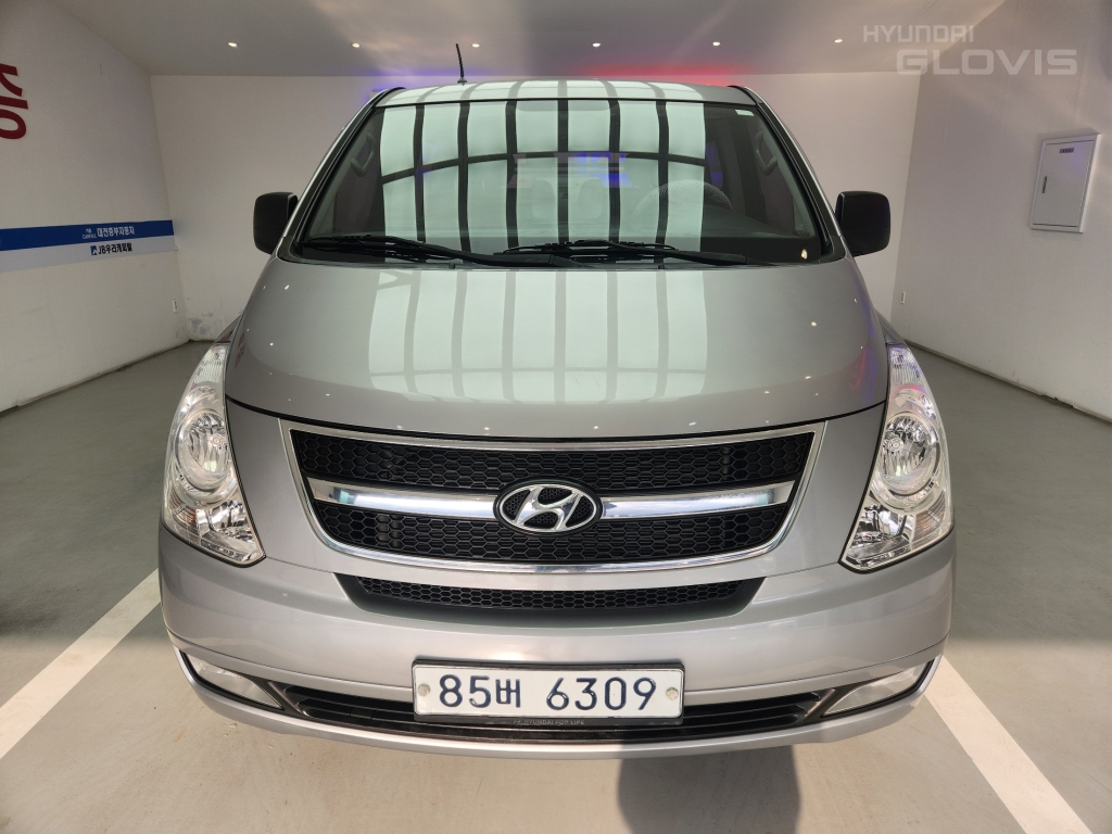 HYUNDAI Grand Starex 5-Seater Diesel Van