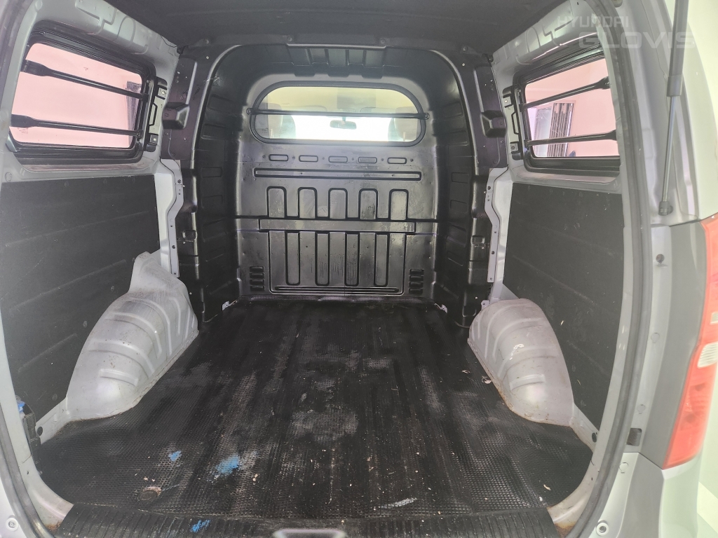 HYUNDAI Grand Starex 5-Seater Diesel Van