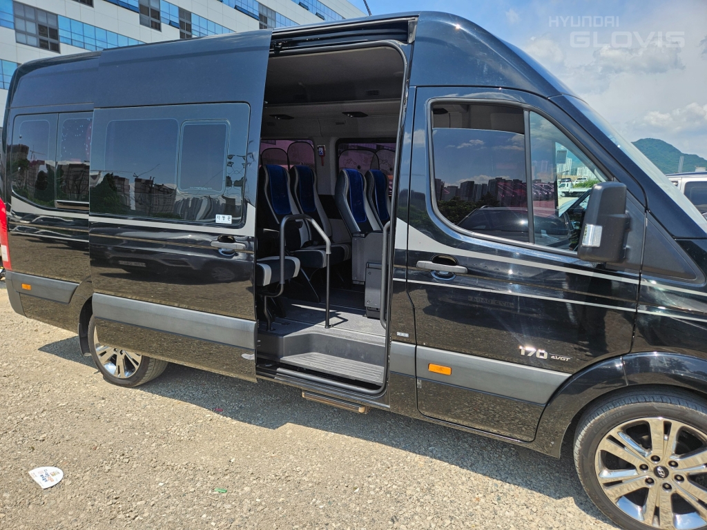 HYUNDAI Solati 15-Seater