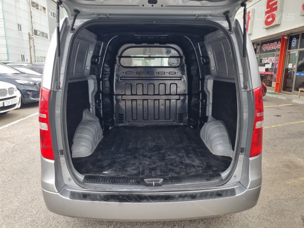 HYUNDAI The New Grand Starex 5-Seater Diesel Van