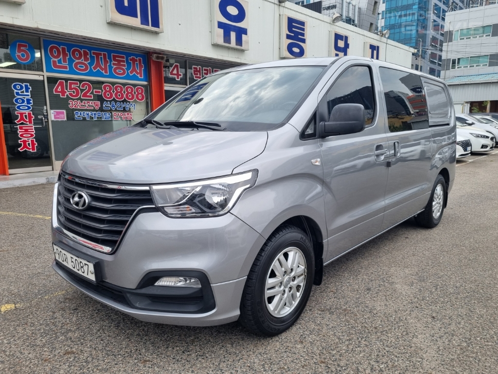 HYUNDAI The New Grand Starex 5-Seater Diesel Van