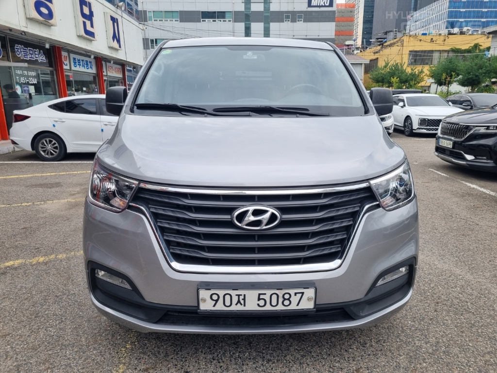 HYUNDAI The New Grand Starex 5-Seater Diesel Van