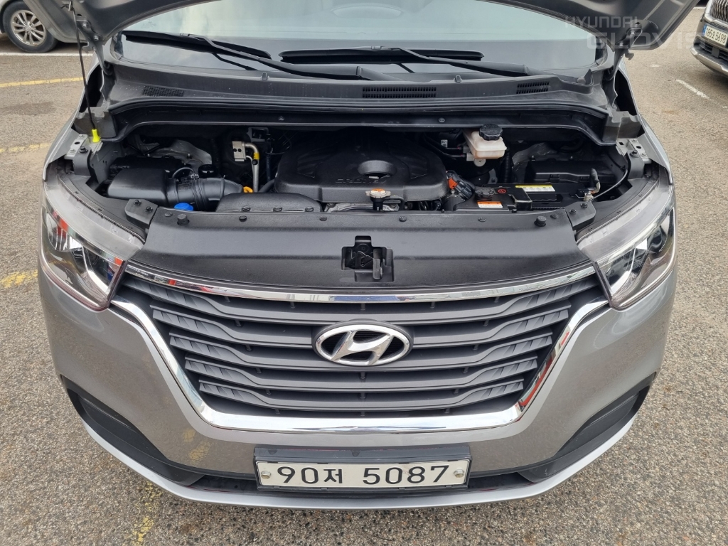 HYUNDAI The New Grand Starex 5-Seater Diesel Van