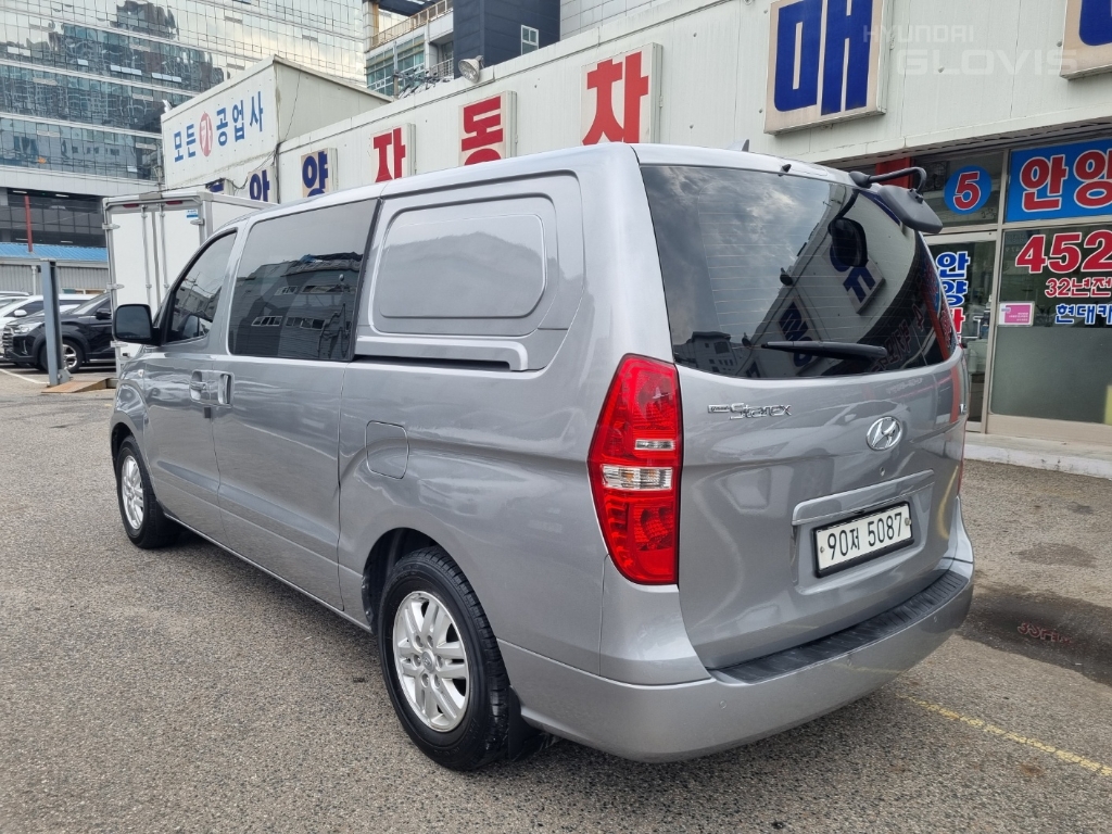 HYUNDAI The New Grand Starex 5-Seater Diesel Van