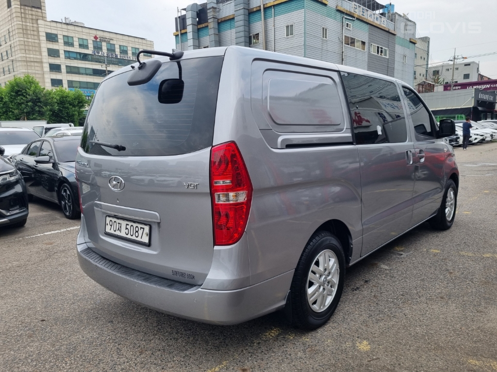 HYUNDAI The New Grand Starex 5-Seater Diesel Van
