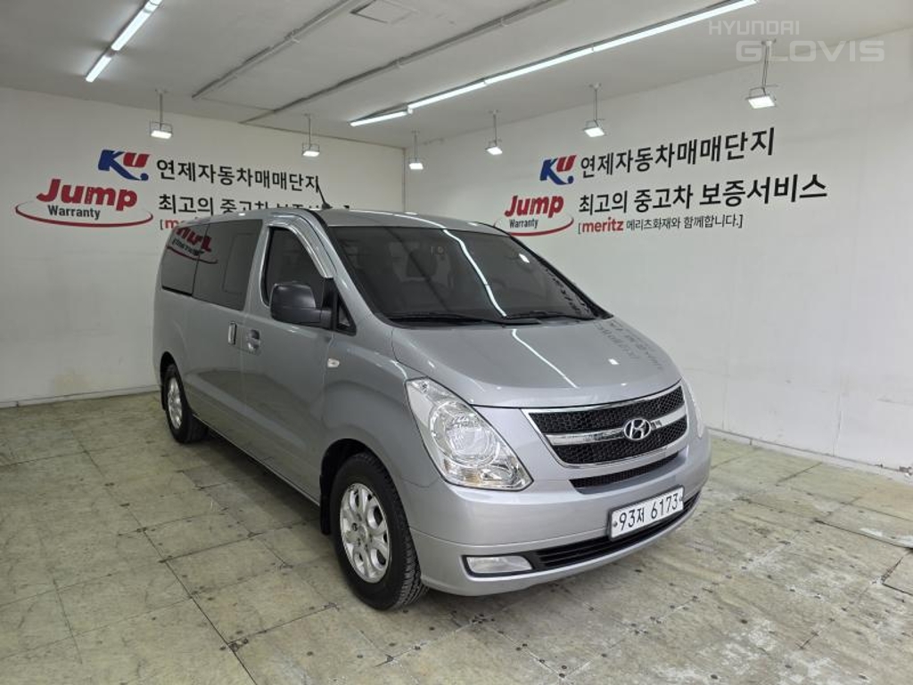 HYUNDAI Grand Starex 5-Seater Diesel Van