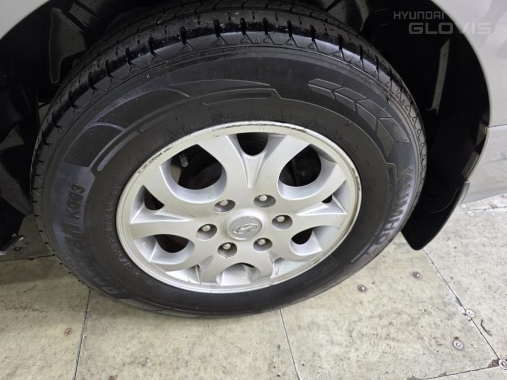 HYUNDAI Grand Starex 5-Seater Diesel Van