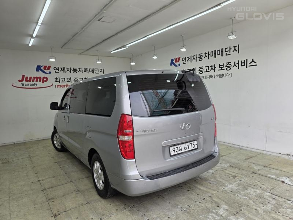 HYUNDAI Grand Starex 5-Seater Diesel Van