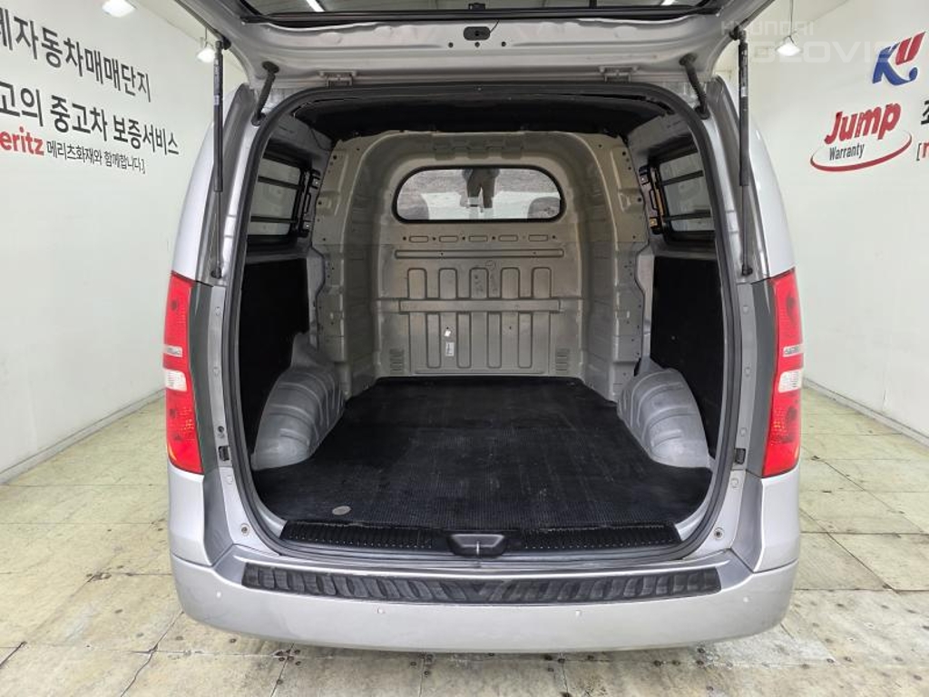 HYUNDAI Grand Starex 5-Seater Diesel Van