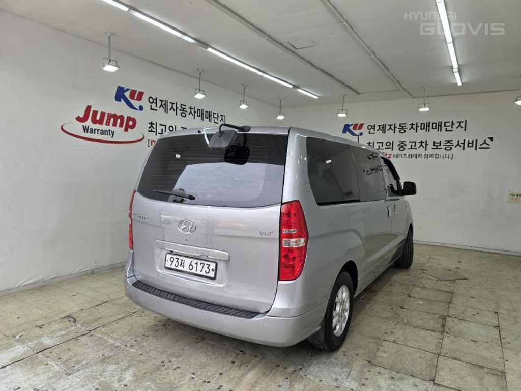HYUNDAI Grand Starex 5-Seater Diesel Van
