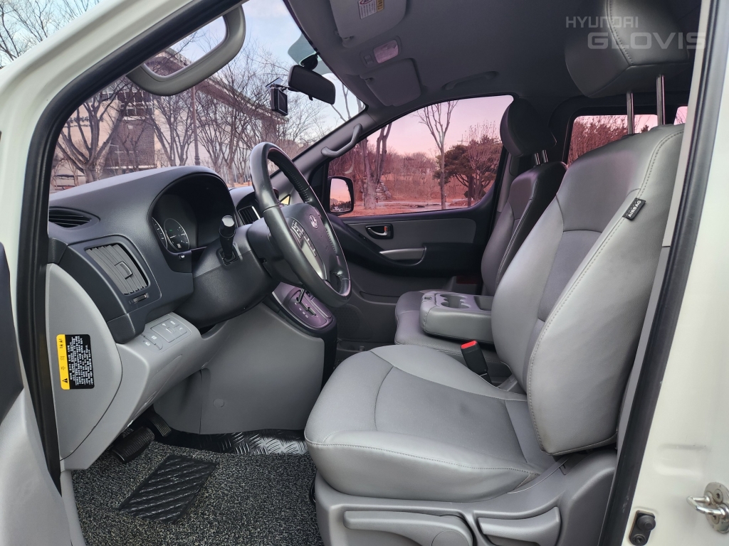 HYUNDAI The New Grand Starex 12-Seater Diesel
