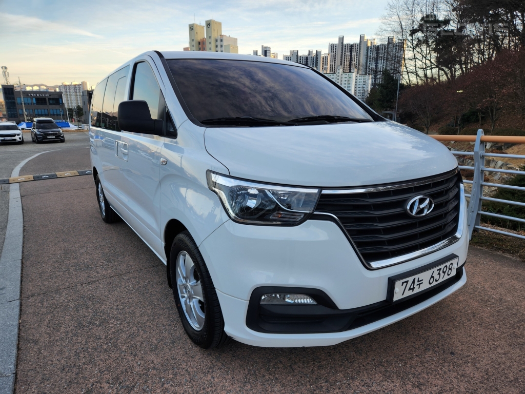HYUNDAI The New Grand Starex 12-Seater Diesel