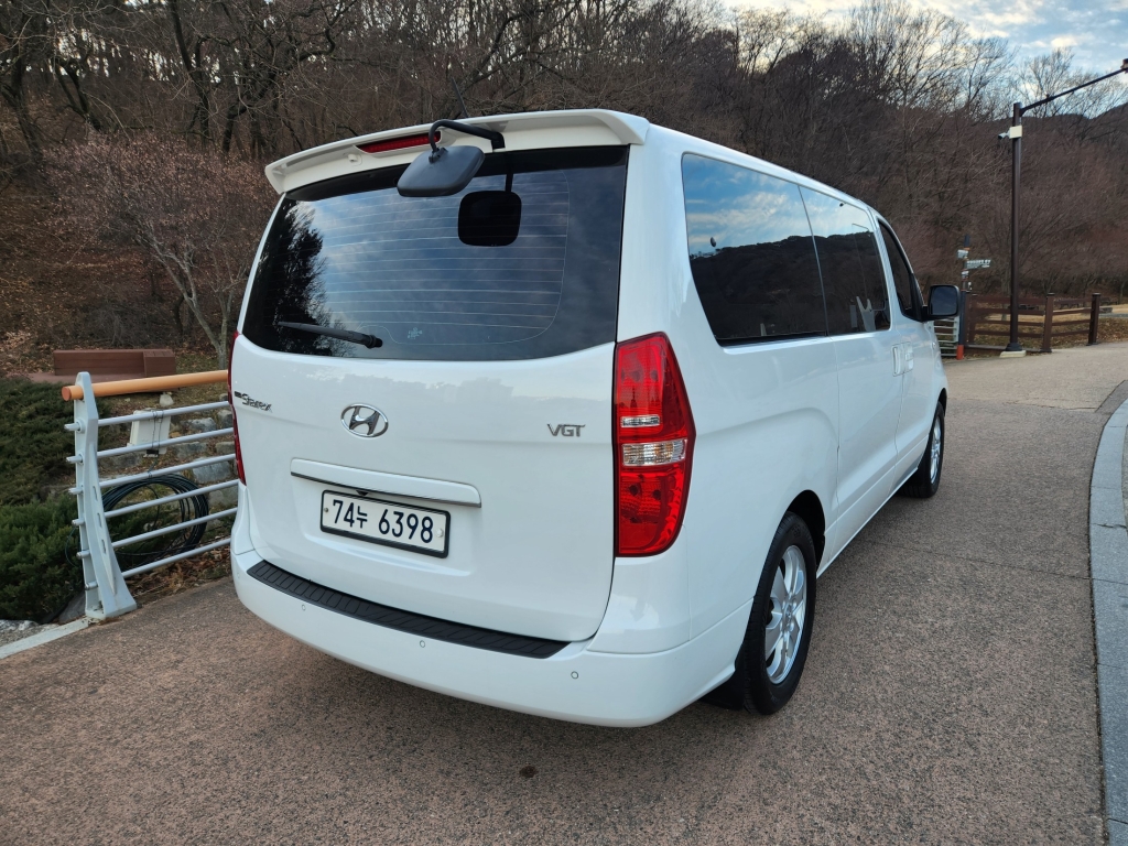 HYUNDAI The New Grand Starex 12-Seater Diesel