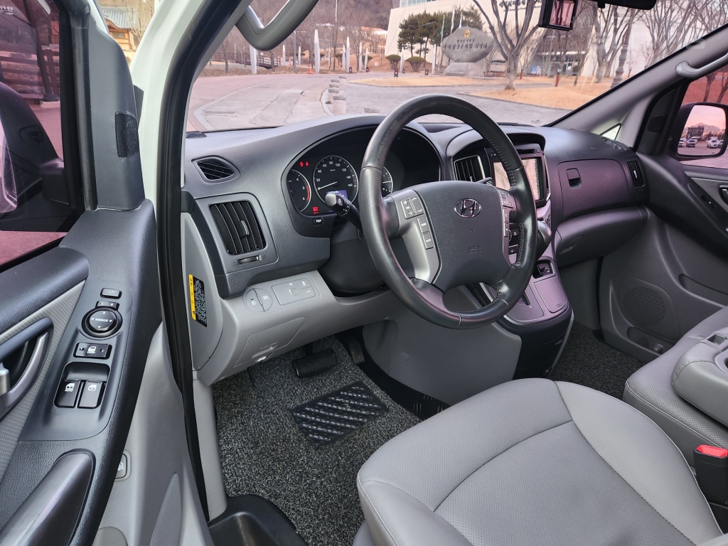 HYUNDAI The New Grand Starex 12-Seater Diesel