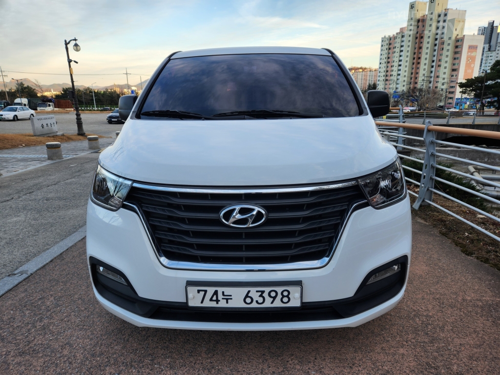 HYUNDAI The New Grand Starex 12-Seater Diesel