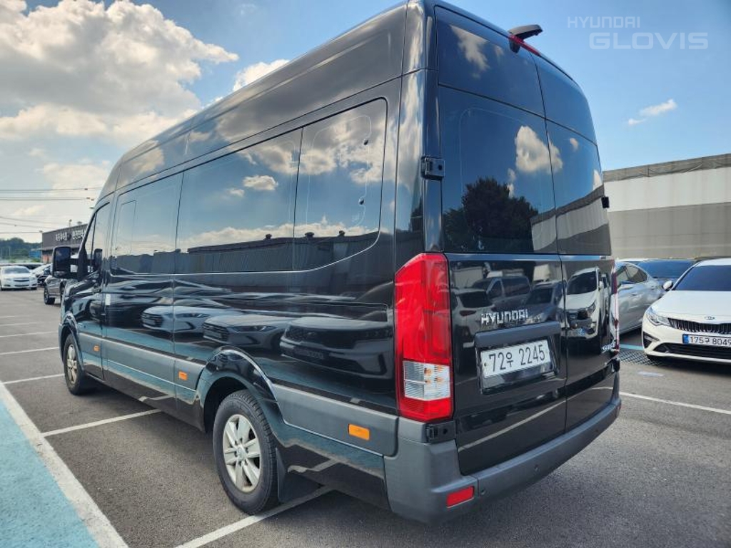 HYUNDAI Solati 14-Seater