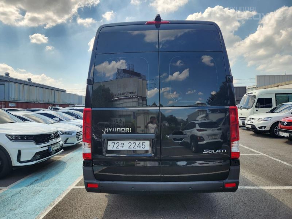 HYUNDAI Solati 14-Seater