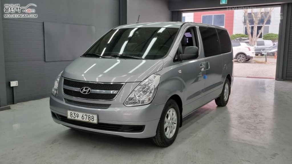 HYUNDAI Grand Starex 5-Seater Diesel Van HYUNDAI Grand Starex 5-Seater Diesel Van