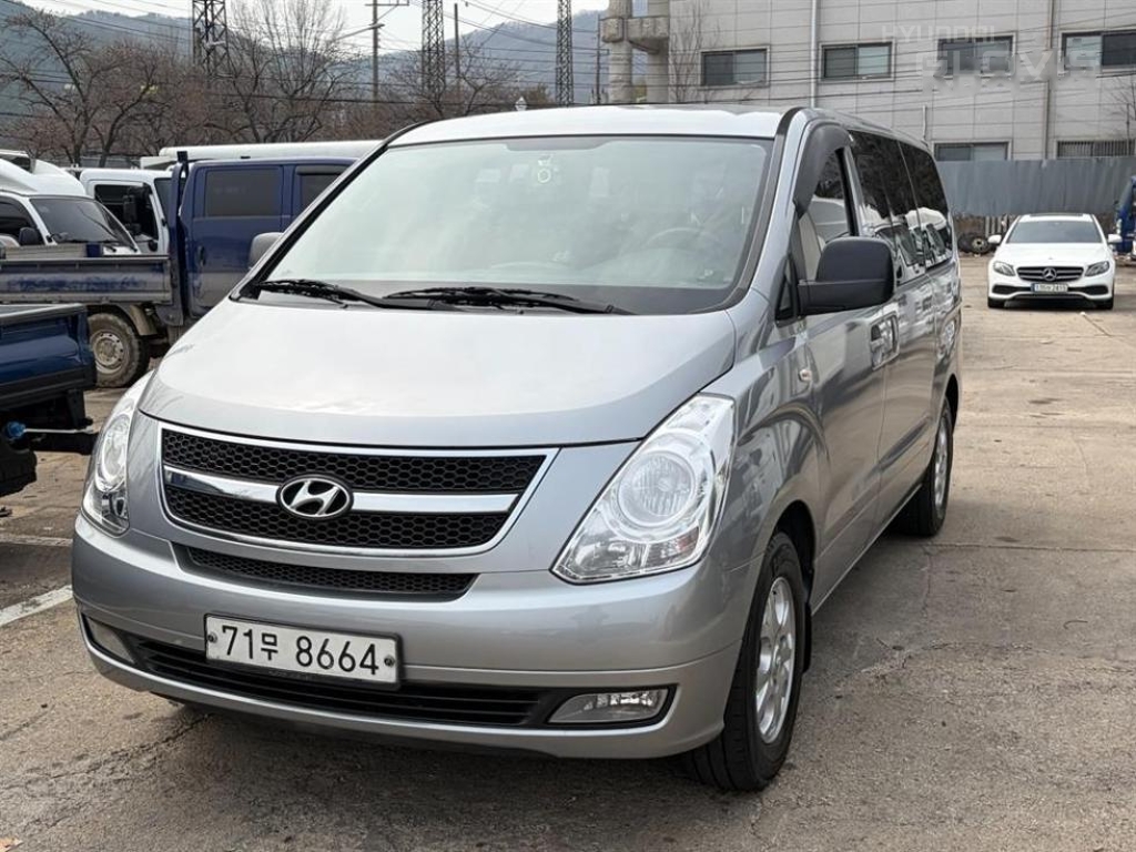 HYUNDAI Grand Starex 12-Seater Diesel HYUNDAI Grand Starex 12-Seater Diesel