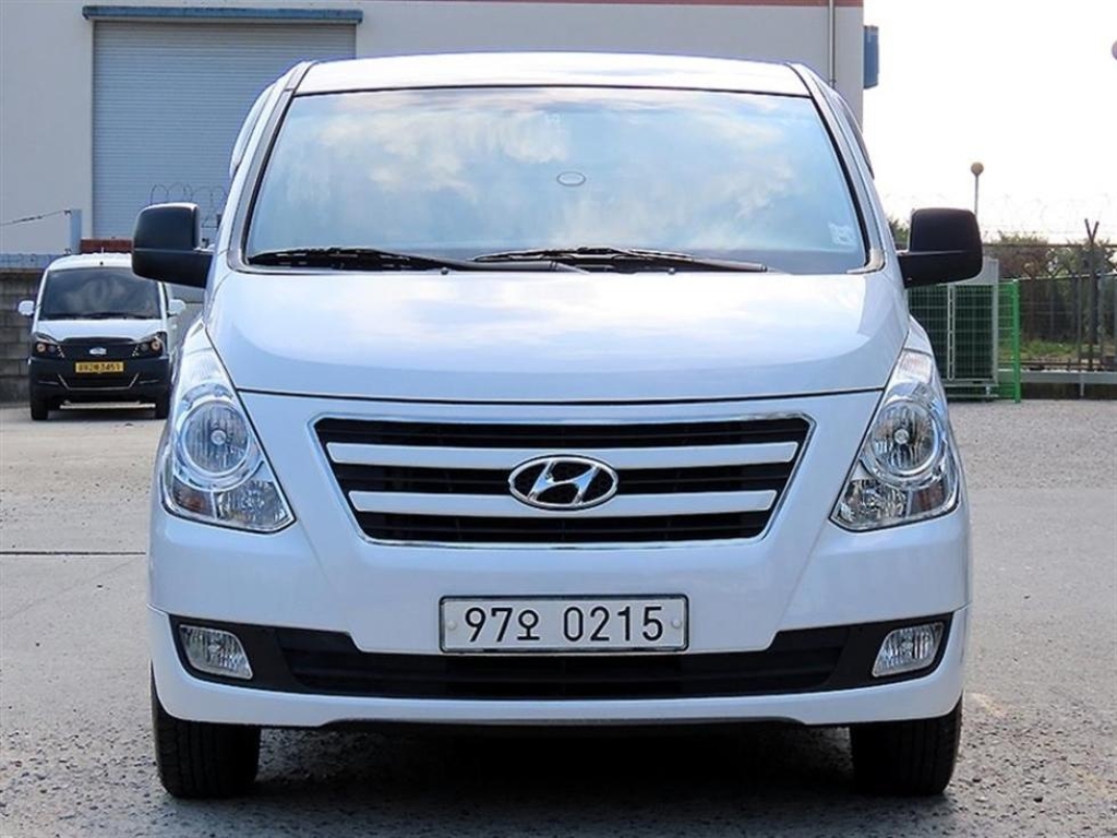 HYUNDAI Grand Starex 5-Seater Diesel Van HYUNDAI Grand Starex 5-Seater Diesel Van