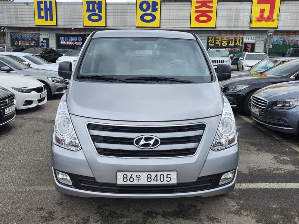 HYUNDAI Grand Starex 5-Seater Diesel Van HYUNDAI Grand Starex 5-Seater Diesel Van