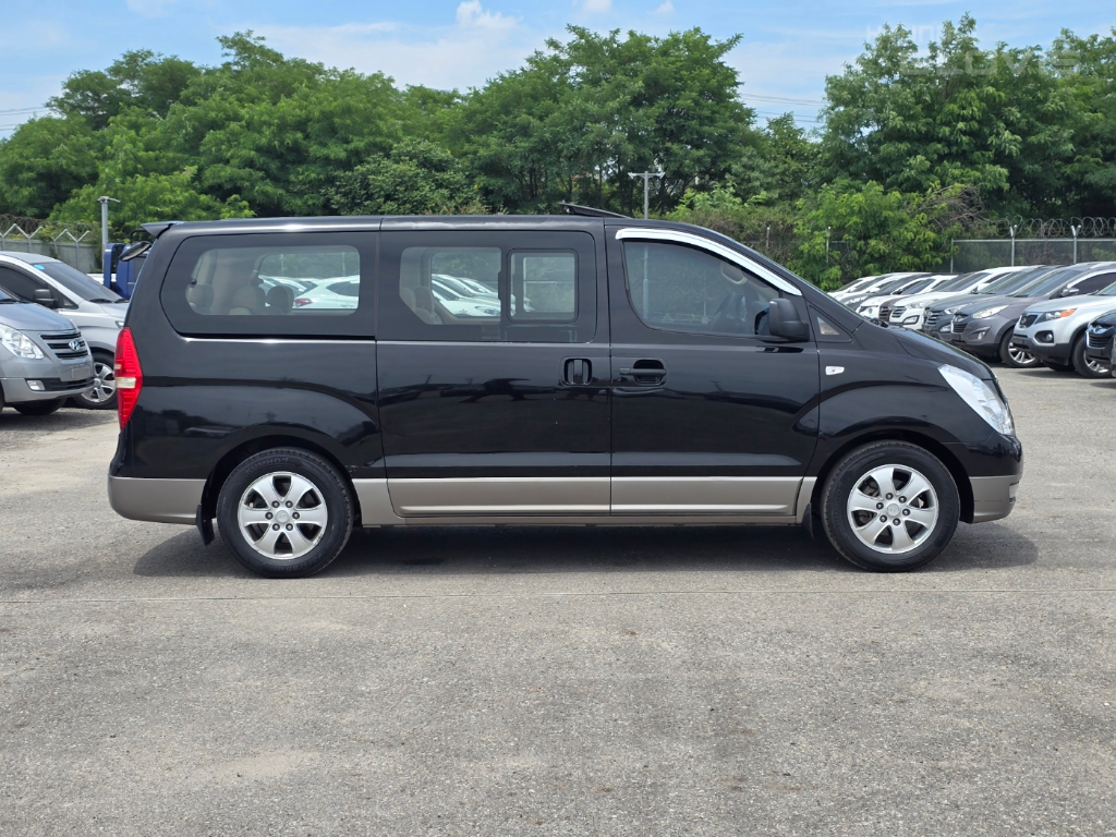 HYUNDAI Grand Starex 11-Seater Diesel