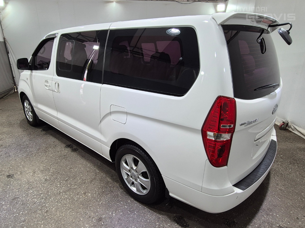 HYUNDAI The New Grand Starex 11-Seater Diesel