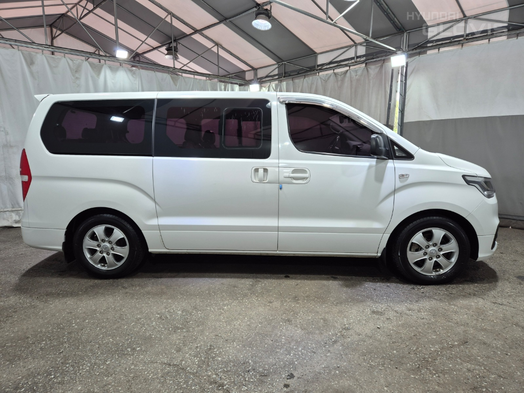 HYUNDAI The New Grand Starex 11-Seater Diesel